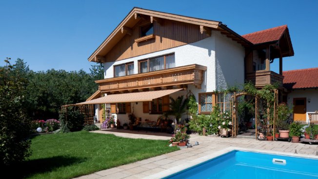 Kassetten-Markise K60 Gartenterrasse mit Pool in Stuttgart, Stuttgart-Vaihingen, Stuttgart-West, Bad Cannstatt, Leonberg, Esslingen, Böblingen, Filderstadt, Leinfelden-Echterdingen Bild: WAREMA